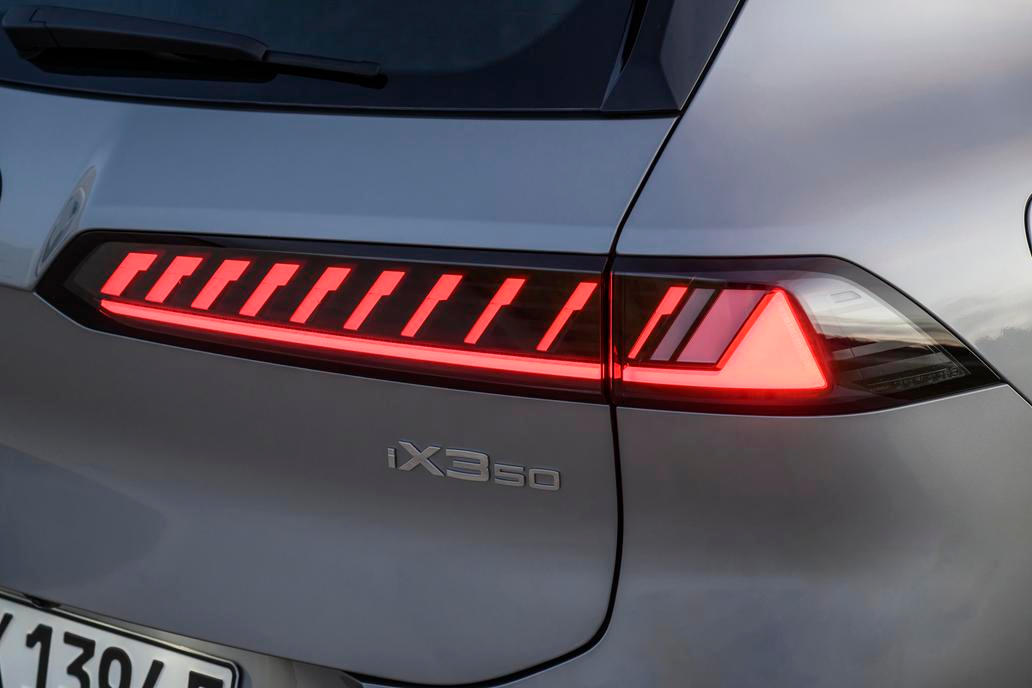 Zadní světla mají „standardní“ tvar. Světelnou lištu přes celé auto tu nenajdeme.