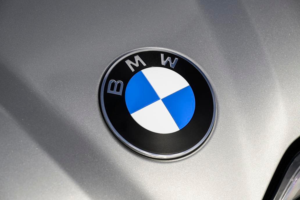 Logo BMW není podsvícené ani na jedné straně auta.