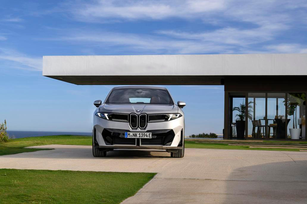 Střídavým proudem se dá vůz nabíjet 11 kW. Možnost přikoupit si 22kW nabíjení by měla být k dispozici od března příštího roku.