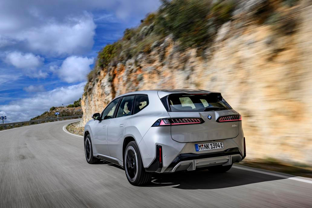 Dojezd podle WLTP na jedno nabití je až 805 kilometrů.