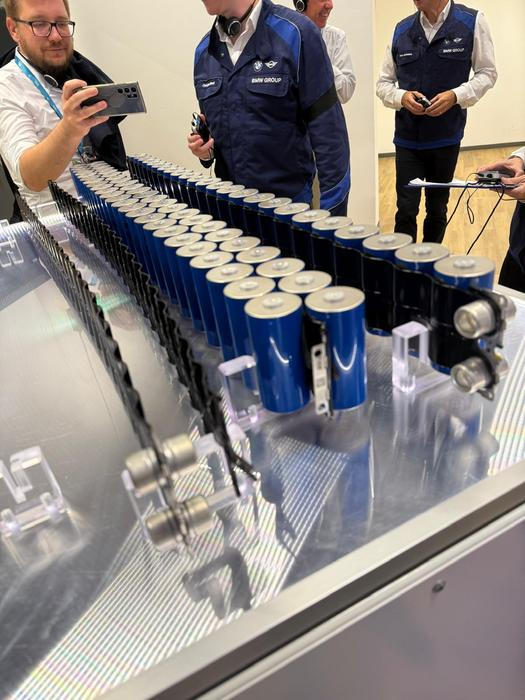  Baterie BMW iX3 sestává z malých cylindrických článků.