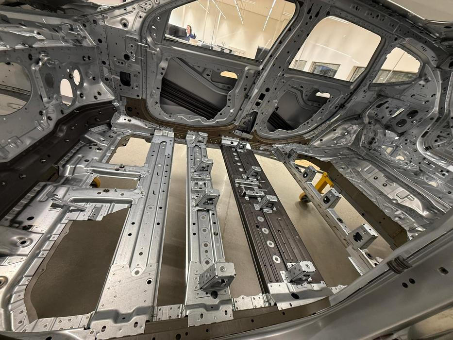 Takto vypadá podlaha. BMW iX3 ve skutečnosti žádnou nemá, nahrazuje ji baterie.