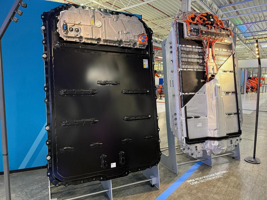 Baterie BMW iX3 tvoří jeden celek, a to včetně výkonové techniky.