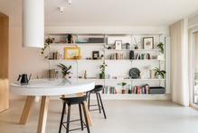 „Dispozici jsme upravili tak, aby ji bylo možné vizuálně propojit napříč. V obytné místnosti jsme navrhli pohovku, kterou lze rozložit na dvoulůžko, multifunkční stůl sloužící k vaření, stolovaní i práci...