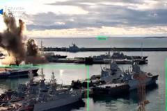 Při nedávných útocích Ukrajina zasáhla ropný tanker z takzvané ruské stínové flotily či ruskou ponorku v přístavu Novorossijsk (na snímku z dronu).