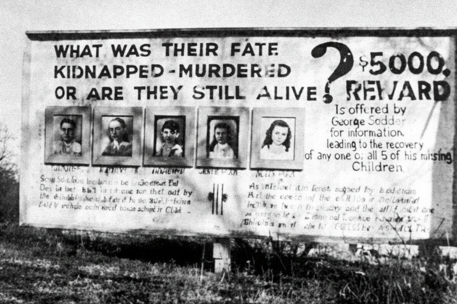 Billboard rodiny Sodderových s fotografiemi pěti pohřešovaných dětí a odměnou 5 000 dolarů, umístěný podél State Route 16, Fayetteville, Západní Virginie.