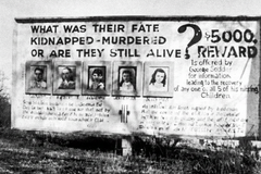 Billboard rodiny Sodderových s fotografiemi pěti pohřešovaných dětí a odměnou 5 000 dolarů, umístěný podél State Route 16, Fayetteville, Západní Virginie.