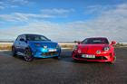 Modrá elektrická Alpine A290 GTS a červené benzinové kupé Alpine A110 S.