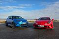 Modrá elektrická Alpine A290 GTS a červené benzinové kupé Alpine A110 S.