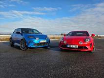 Otestovali jsme dva světy automobilky Alpine: červené benzinové kupé A110 S a modrý elektrický hatchback A290 GTS.