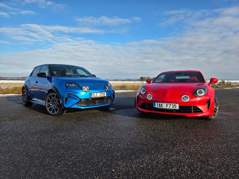 Otestovali jsme dva světy automobilky Alpine: červené benzinové kupé A110 S a modrý elektrický hatchback A290 GTS.