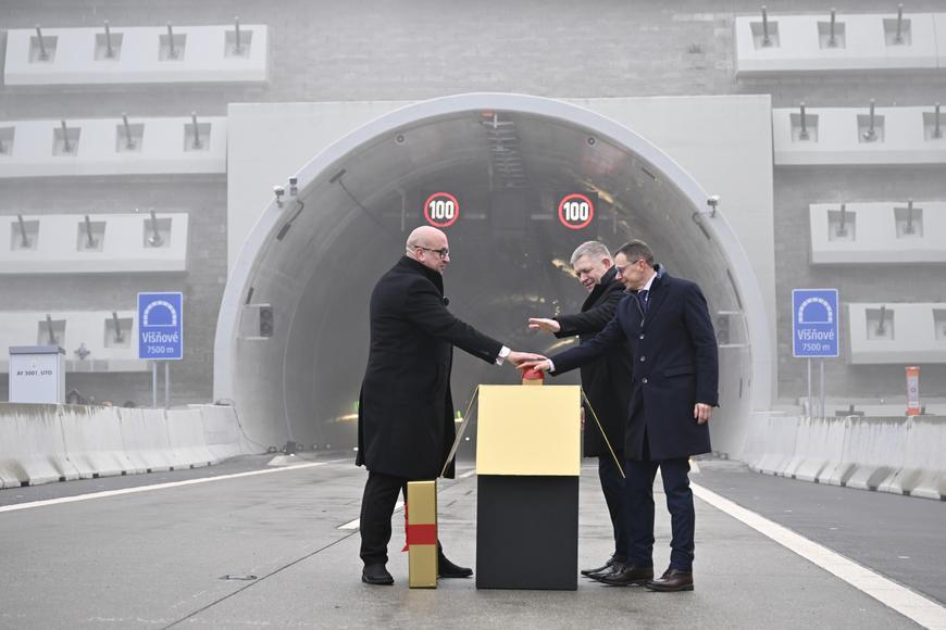 Nejdelší dálniční tunel na Slovensku zrychlí Čechům cestu do Tater