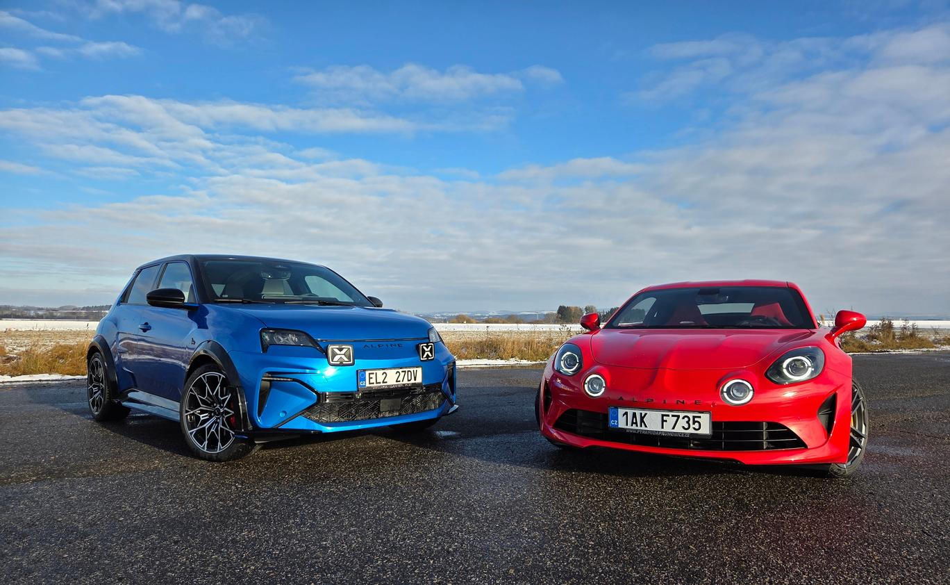 Modrá elektrická Alpine A290 GTS a červené benzinové kupé Alpine A110 S.