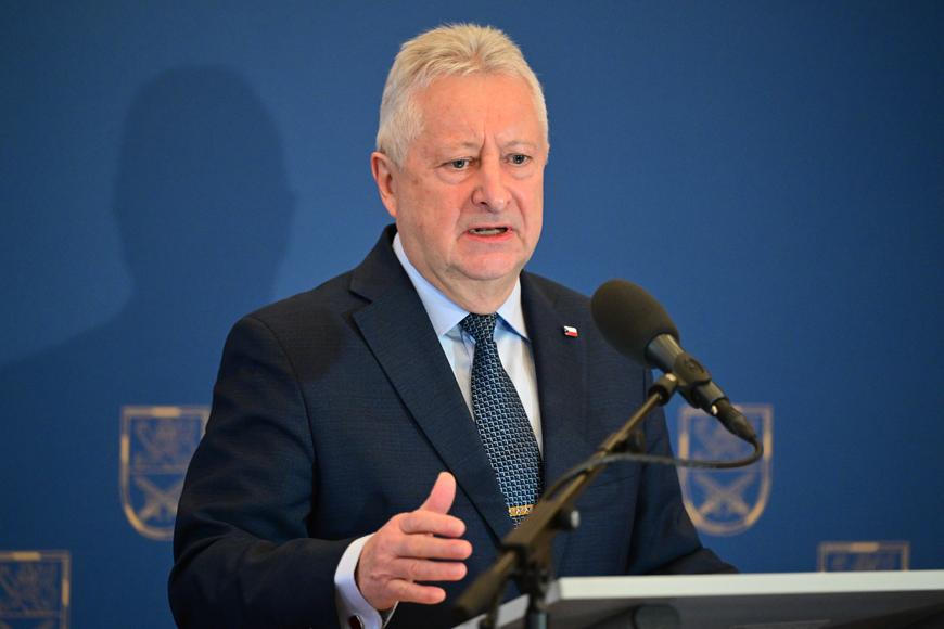 "Může mluvit o armádě, ale ne o Ukrajině." Koalice nasazuje náhubek ministru obrany