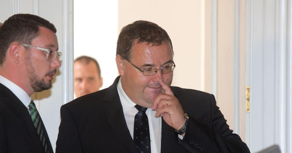 Batole s plamenometem v akci. Macinkův „čistič“ na MZV má pestrou vazbu na Čínu