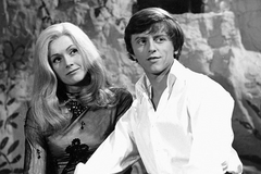 Helena Vondráčková a Václav Neckář v pohádce Šíleně smutná princezna (1968).