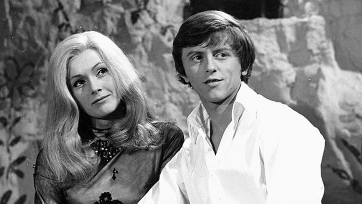 Helena Vondráčková a Václav Neckář v pohádce Šíleně smutná princezna (1968).