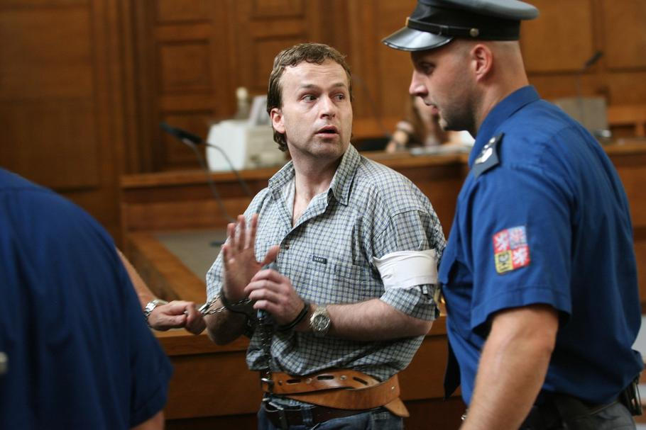 Petr Zelenka v poutech u Vrchního soudu v Praze, 11. června 2008. Soud tento den potvrdil doživotní trest za sedm vražd a deset pokusů o vraždu pacientů