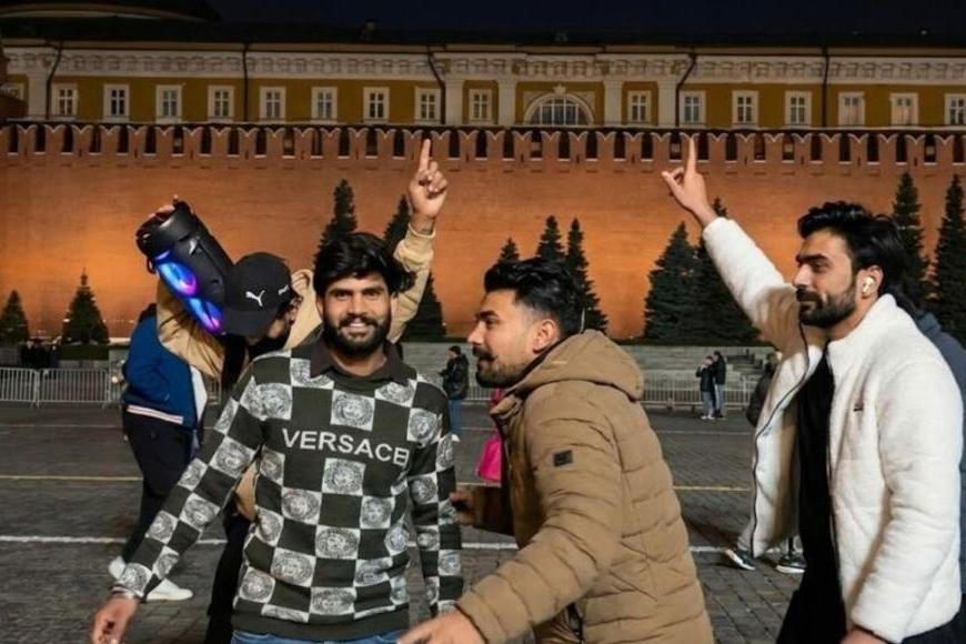 Indové tančící na Rudém náměstí. Ruskou ekonomiku mají „spasit“ statisíce migrantů