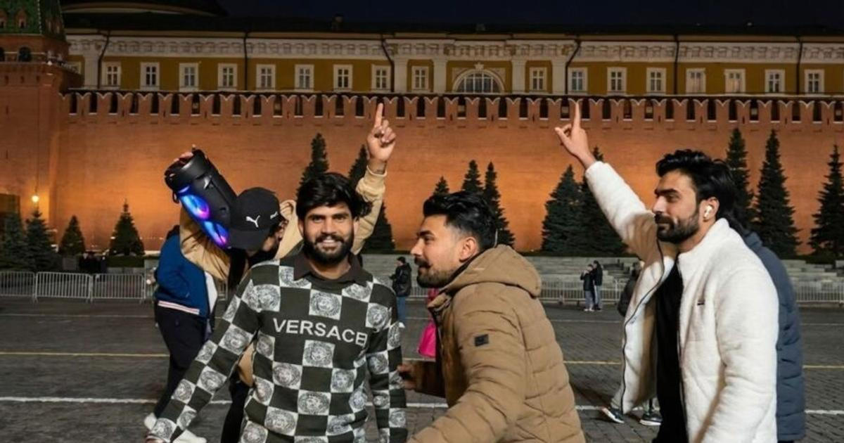 Indové tančící na Rudém náměstí. Ruskou ekonomiku mají „spasit“ statisíce migrantů