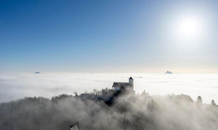 hora Komáří hůrka, hotel Komáří vížka, lanovka, Krušné hory, mlha, inverze, inverzní počasí