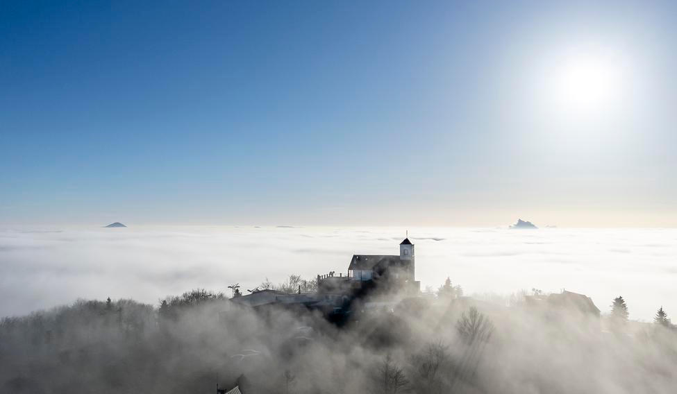 hora Komáří hůrka, hotel Komáří vížka, lanovka, Krušné hory, mlha, inverze, inverzní počasí