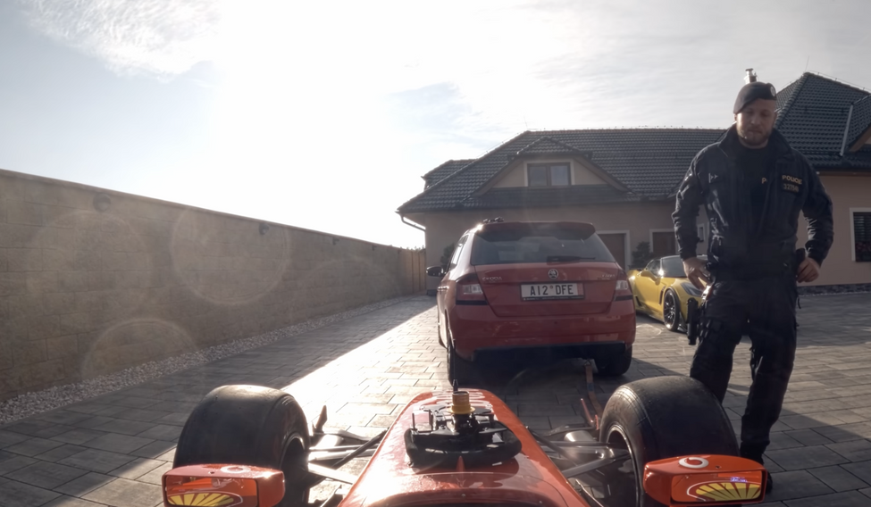 Řidič formule a podnikatel Milan Vrátný se s policisty zdlouhavě dohadoval.