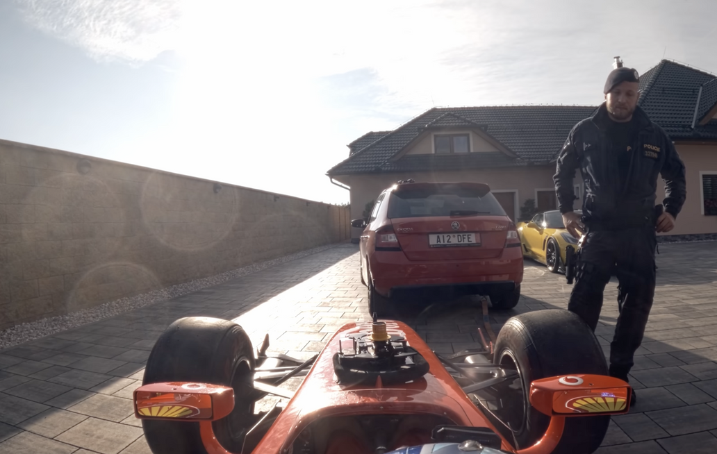 Řidič formule a podnikatel Milan Vrátný se s policisty zdlouhavě dohadoval. Celý incident si natočil.