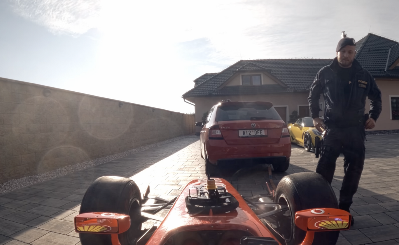 Řidič formule a podnikatel Milan Vrátný se s policisty zdlouhavě dohadoval.