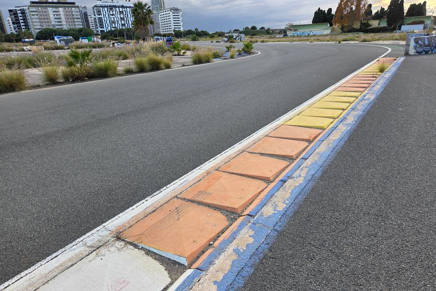 Dřív tam vyhrávalo Ferrari, dnes na něm bydlí bezdomovci. Prošli jsme opuštěný okruh F1