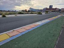 Sem tam je v opuštěném třetím sektoru k vidění i umělá tráva.