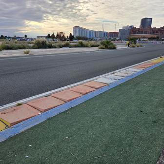 Sem tam je v opuštěném třetím sektoru k vidění i umělá tráva.