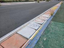 Někdejší slávu připomínají už jen vybledlá loga sponzorů.