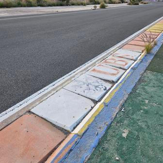 Někdejší slávu připomínají už jen vybledlá loga sponzorů.