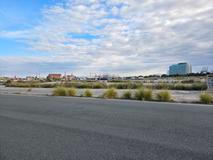 Ve větší vzdálenosti od zbytků opuštěné trati jsou vidět moderní budovy, což vytváří zvláštní kontrast.