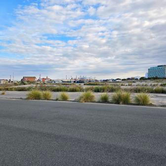 Ve větší vzdálenosti od zbytků opuštěné trati jsou vidět moderní budovy, což vytváří zvláštní kontrast.