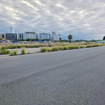 Samotný asfalt je přitom alespoň na první pohled stále v relativně dobrém stavu.