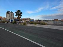 Všude kolem jsou nicméně odpadky, zbytky suti nebo rozbité sklo.