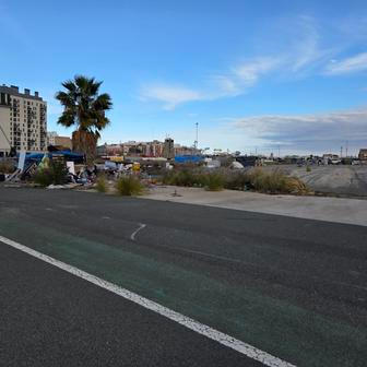 Všude kolem jsou nicméně odpadky, zbytky suti nebo rozbité sklo.