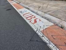 Loga sponzorů se nadále objevují kolem okruhu.