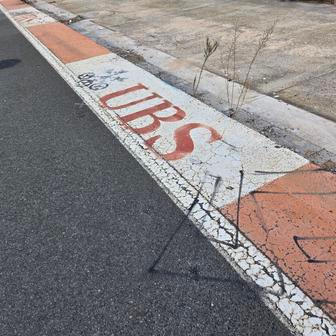 Loga sponzorů se nadále objevují kolem okruhu.