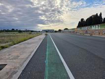 Ještě před několika lety byly kolem trati betonové zátarasy a železné ploty, nicméně už jsou také pryč.