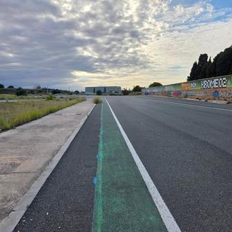 Ještě před několika lety byly kolem trati betonové zátarasy a železné ploty, nicméně už jsou také pryč.