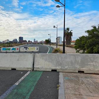 Ačkoliv se kolem opuštěné části okruhu objevují betonové zátarasy, dá se na něj vjet dokonce i autem.