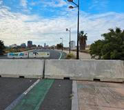 Ačkoliv se kolem opuštěné části okruhu objevují betonové zátarasy, dá se na něj vjet dokonce i autem.