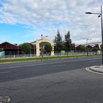 Pohled na opuštěné sklady, které bývaly boxy a týmovým zázemím, na bývalé startovní rovince ve Valencii.