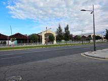 Pohled na opuštěné sklady, které bývaly boxy a týmovým zázemím, na bývalé startovní rovince ve Valencii.