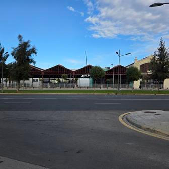 Pohled na opuštěné sklady, které bývaly boxy a týmovým zázemím, na bývalé startovní rovince ve Valencii.