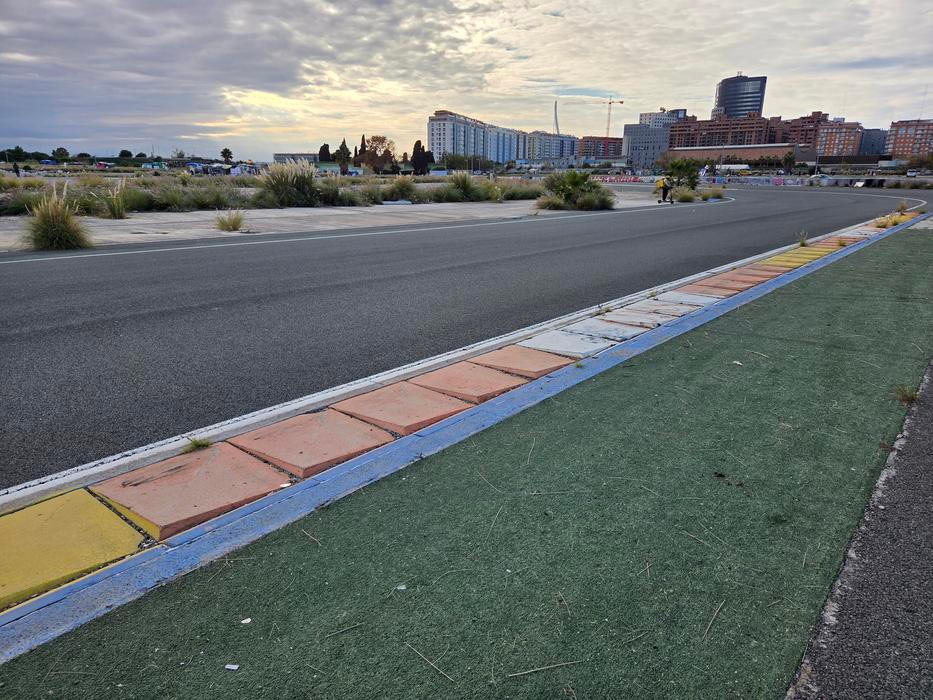 Sem tam je v opuštěném třetím sektoru k vidění i umělá tráva.