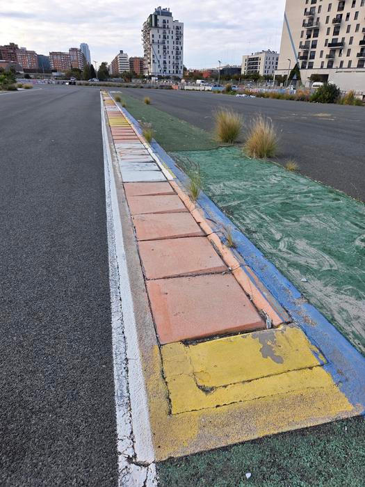 Po závodě v roce 2012 ale kolotoč F1 Valencii opustil, okruh od té doby chátrá a zatímco městské části jsou dnes zpět běžnými silnicemi nebo pěšími zónami, třetí sektor se stal útočištěm většinou bezdomovců nebo přistěhovalců.